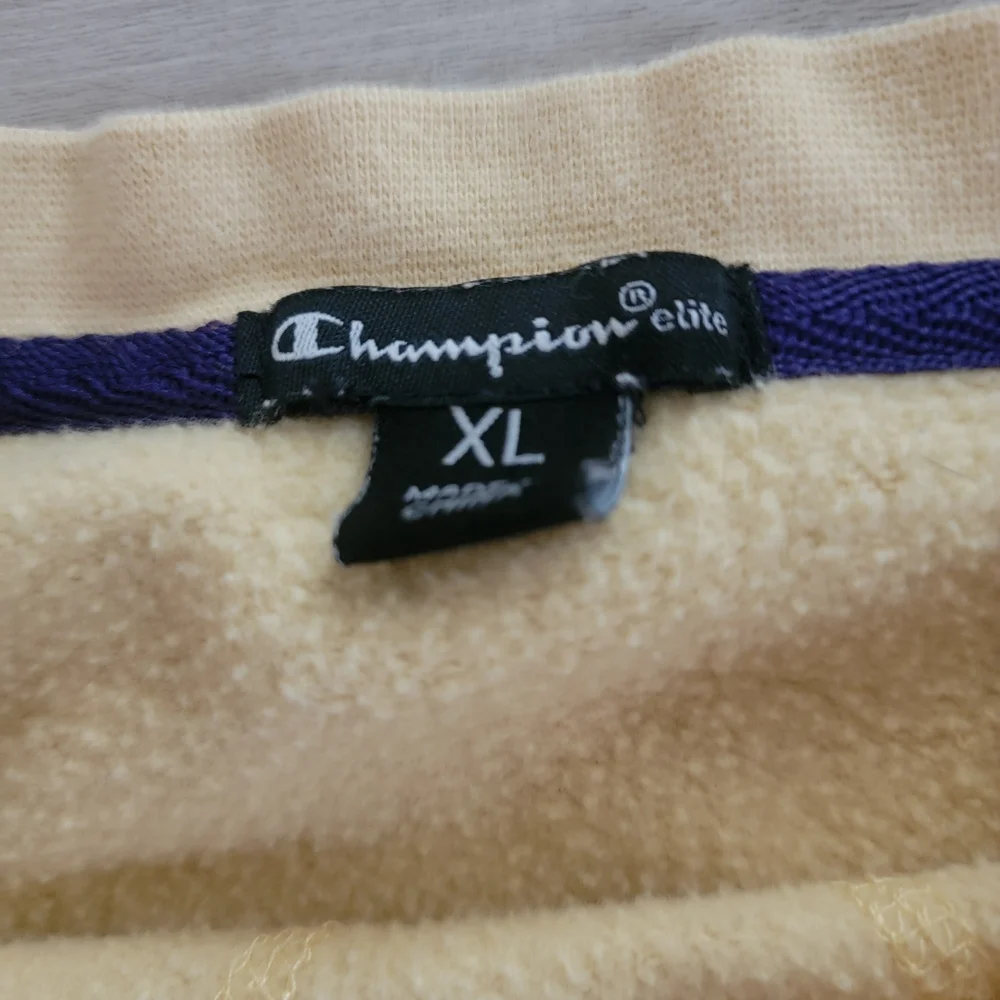 Champion Light Yellow Crewneck Sweatshirt with University Of Washington Logo - Picture 4 of 6